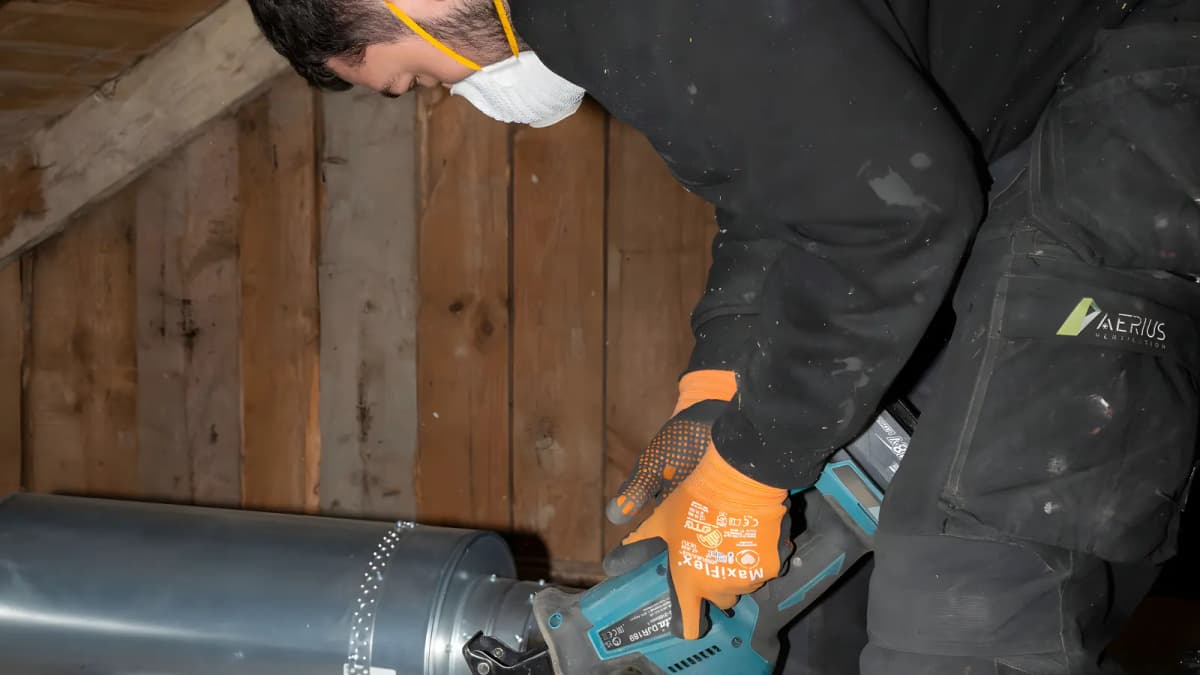 Plåtkanal kapas till med batterisåg inför monteringen av frånluftssystemet