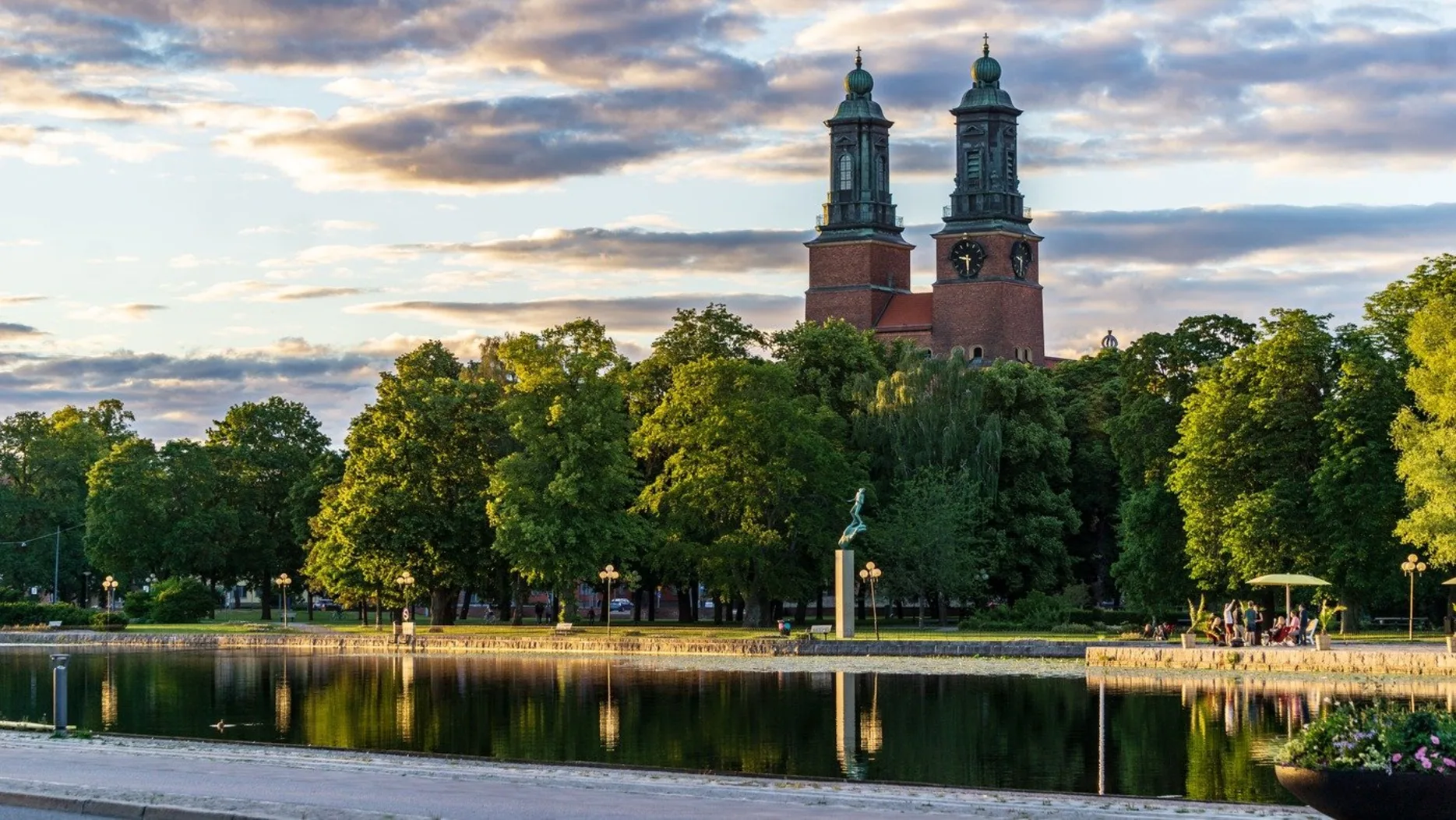 Kvällsljus över ån och kyrktornen i centrala Eskilstuna